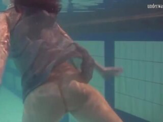Uitstekend perfect lichaam en groot boezem tiener katka onderwater