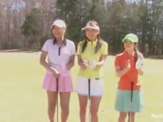 Pointé asiatique ado filles jouer une jeu de bande golf
