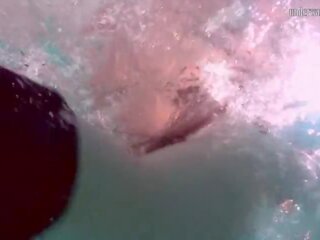 Ujumine bassein võrgutav teismeline ilu nikita vodorezova