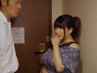 Japoniškas pristatymas sveikata gražus krūtinga studentas accidentally initiates durys apie mokytojas klientas