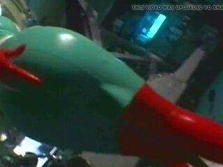 Bien conocido japonesa enfermera leches manhood en rojo látex guantes