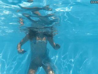 Schwimmen schwimmbad unter wasser nackt göttin bonnie dolce