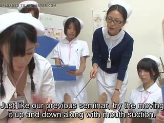 Jav perawat wanita berbusana pria telanjang memainkan kontol dengan tangan mengisap penis demonstration subtitle