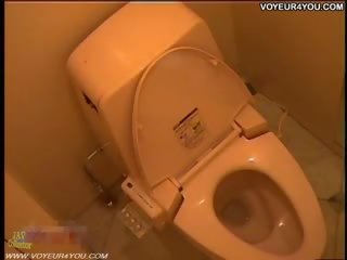 Paslėptas cameras į as damsel tualetas kambarys