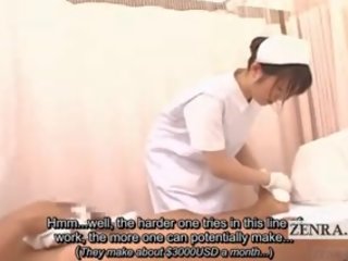 Subtitled rapariga vestida gajo nu japonesa enfermeira dá paciente sponge banho
