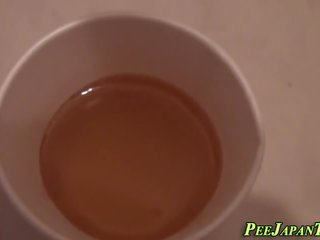 Asyano han pees sa cup
