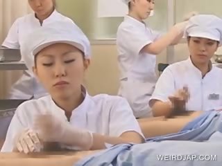 Japonesa enfermeira slurping ejaculações fora de barulhento membro
